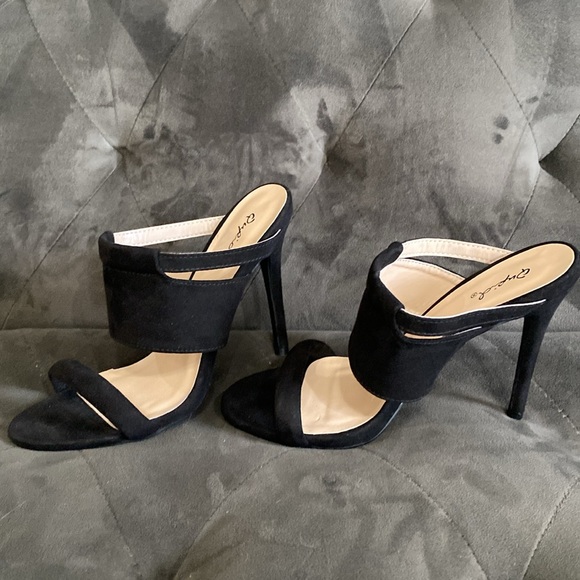 Qupid Black Cut-Out Style Kitten Heels - Picture 6 of 7